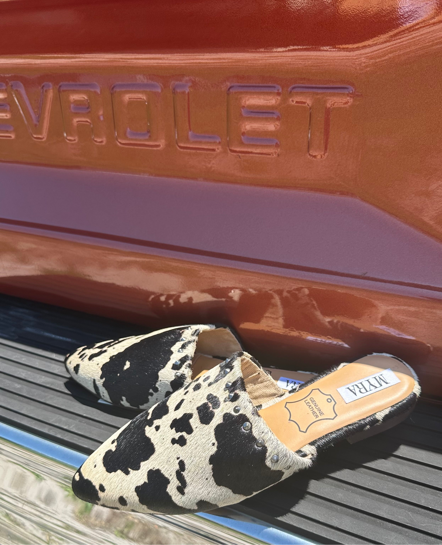 COWHIDE TINT SANDALS