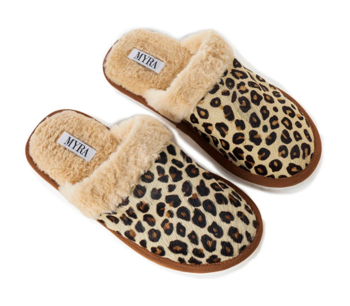 A LA Mode Leopard Slippers