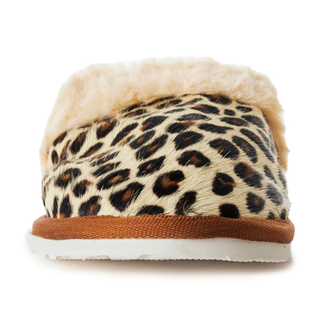 A LA Mode Leopard Slippers