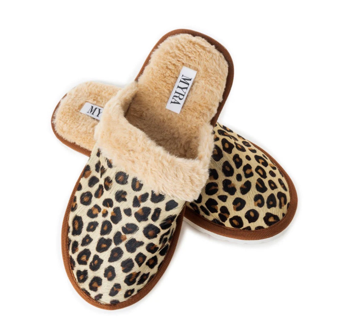 A LA Mode Leopard Slippers