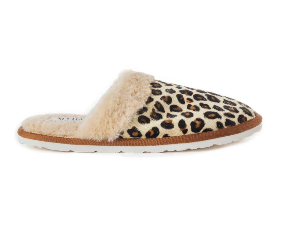 A LA Mode Leopard Slippers